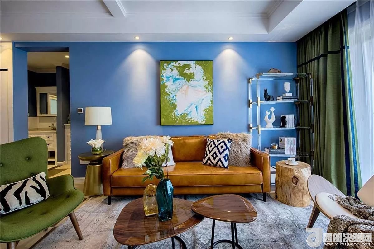 沙發(fā)背景墻選對裝飾畫，才能美了整個客廳空間！