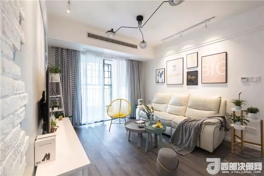 沙發(fā)背景墻選對裝飾畫，才能美了整個客廳空間！