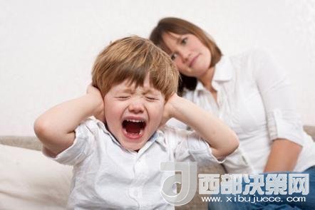 這時孩子可能會一直哭，甚至觀察父母的反應(yīng)。父母這時候可以讓他哭，哭累了自然就會停下，要讓孩子明白“鬧起來沒道理我不會心疼你”。