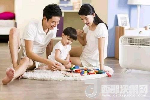 兒童時期，孩子好奇心強，喜歡“打破砂鍋問到底”、“探究性拆東西”、“自言自語做游戲”。這些聽似好笑，看似頑皮的言行舉止，恰恰就是孩子創(chuàng)造火花的閃現(xiàn)。心理學(xué)家鄧斯克認(rèn)為，小孩子在游戲中的“假裝”會大大促進(jìn)他們的發(fā)散思維。