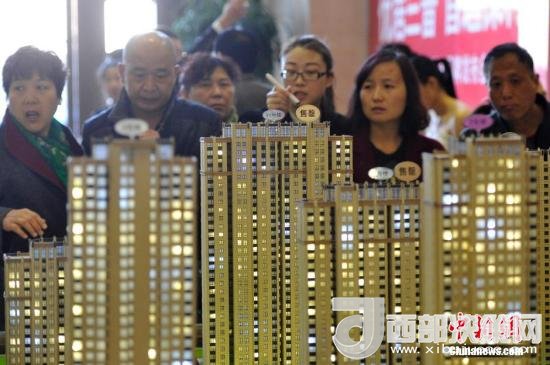 資料圖：民眾選購商品房。 <a target='_blank' >中新社</a>記者 韋亮 攝