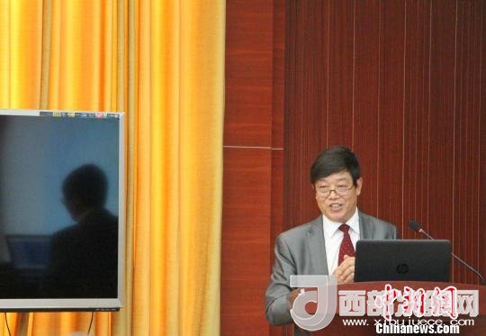 圖為中南大學(xué)教授歐陽(yáng)友權(quán)在現(xiàn)場(chǎng)作了題為“我國(guó)文化產(chǎn)業(yè)發(fā)展的三大拐點(diǎn)與高校的責(zé)任”報(bào)告?！≮w曉 攝