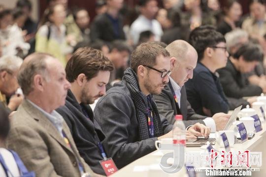 河北工業(yè)設(shè)計創(chuàng)新中心(以下簡稱HIDC)啟動儀式暨“設(shè)計促轉(zhuǎn)型·創(chuàng)新贏未來”國際工業(yè)設(shè)計工作坊26日在河北省省會石家莊市舉行。圖為與會各國設(shè)計師?！⌒ば?攝