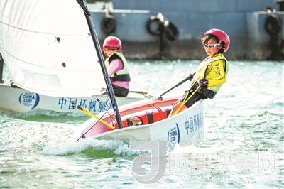 青島市北區(qū)立新小學(xué)學(xué)生參加2017年中國杯青少年帆船OP項(xiàng)目比賽。孫軍/攝