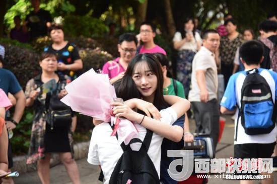 資料圖：一名家屬擁抱走出考場的考生。 王以照 攝