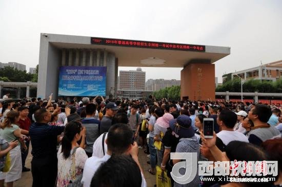 資料圖：6月8日，河南鄭州一高考考點(diǎn)外，家長等待考生。當(dāng)日，全國部分地區(qū)2018年高考結(jié)束。 <a target='_blank'  data-cke-saved- >中新社</a>記者 王中舉 攝