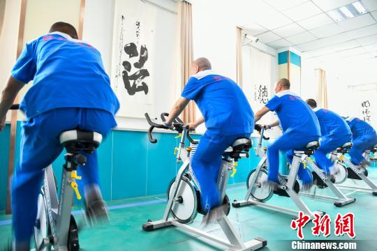 山西省戒毒人員正在進(jìn)行身體鍛煉。　王建軍 攝