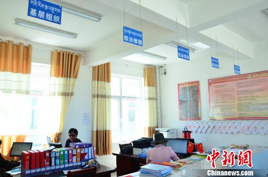 圖為塔秀村的便民服務(wù)大廳。　魯?shù)り?攝