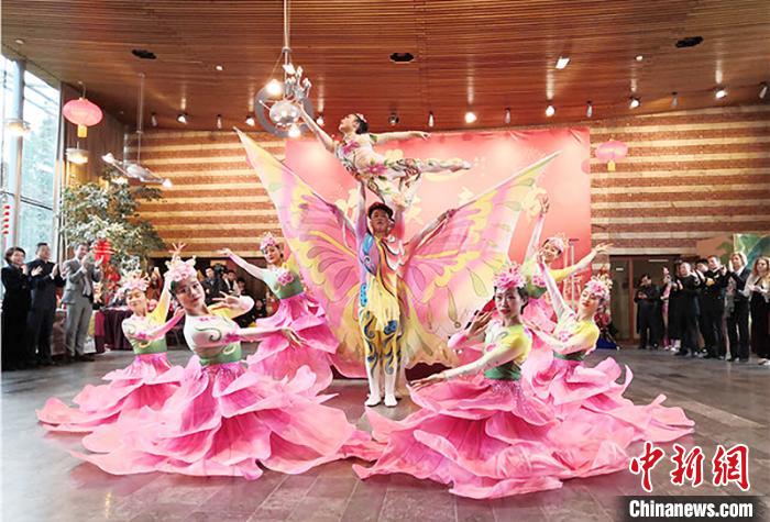 圖為雜技演員通過精湛的技藝贏得了滿堂喝彩。　甘肅省文化和旅游廳網(wǎng)站 攝