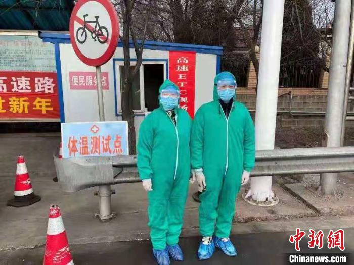 鄉(xiāng)鎮(zhèn)衛(wèi)生院和社區(qū)衛(wèi)生中心工作人員排查發(fā)熱患者?！〗樾菔嗅t(yī)療集團(tuán)供圖 攝