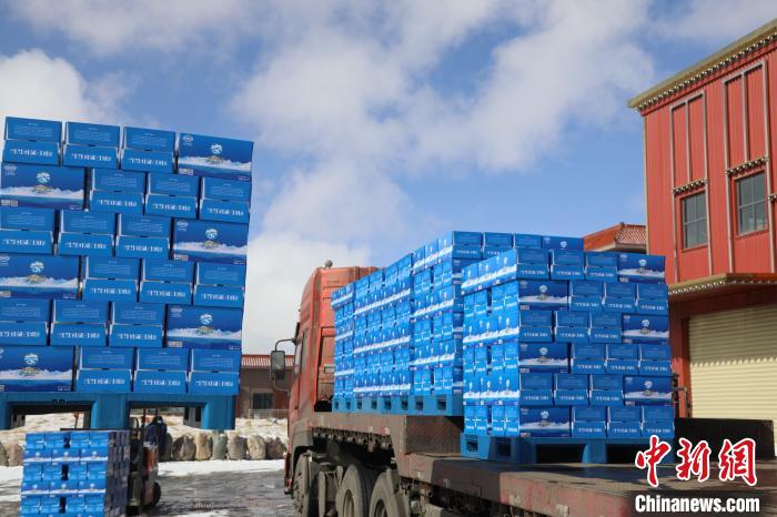 圖為當(dāng)雄的冰川礦泉水裝車，即將發(fā)往湖北。　當(dāng)雄縣 供圖 攝