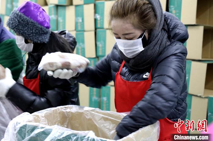 當(dāng)雄縣民眾將牦牛肉裝箱?！‘?dāng)雄縣 供圖 攝