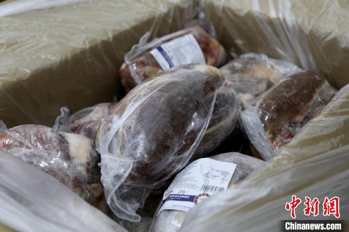 當(dāng)雄縣援鄂物資中的牦牛肉，圖中的為腱子肉，是牦牛肉中的“極品”。　當(dāng)雄縣 供圖 攝