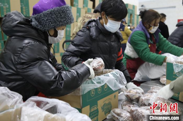 當(dāng)雄縣民眾打包當(dāng)?shù)氐奶禺a(chǎn)，“有身份證”牦牛肉?！‘?dāng)雄縣 供圖 攝