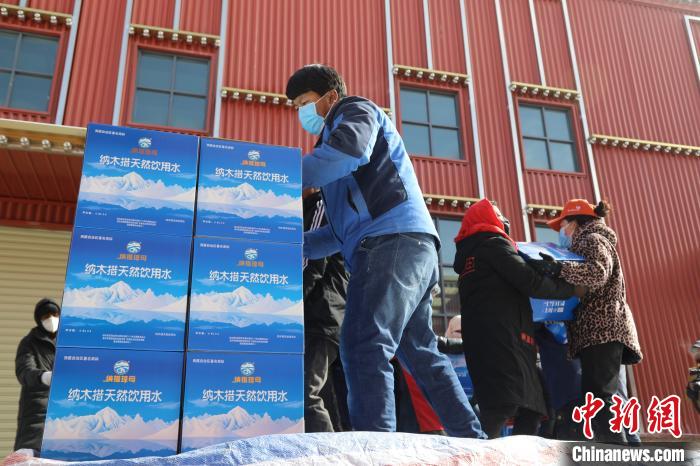 西藏當(dāng)雄給湖北荊州送去冰川礦泉水、牦牛肉等物資