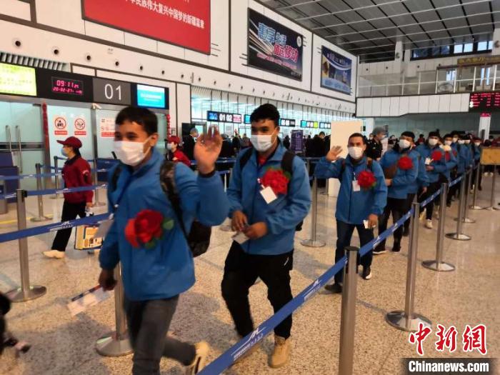 外出務(wù)工人員有序排隊(duì)辦理登記手續(xù)?！O友軍 攝