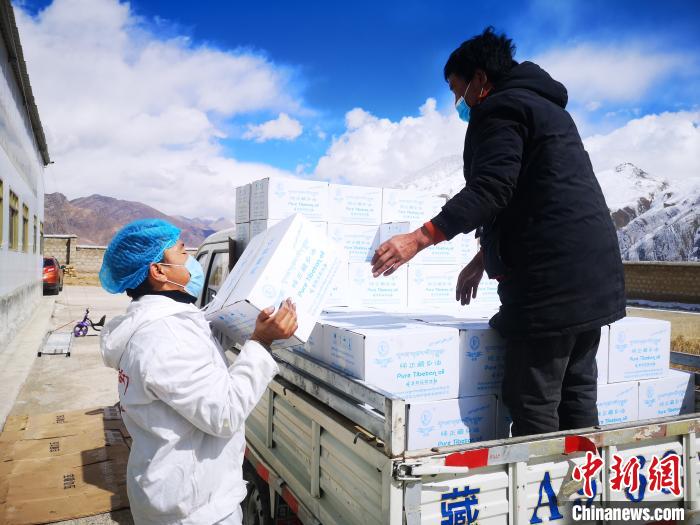 圖為工作人員搬運物資。堆龍德慶區(qū)宣傳部供圖