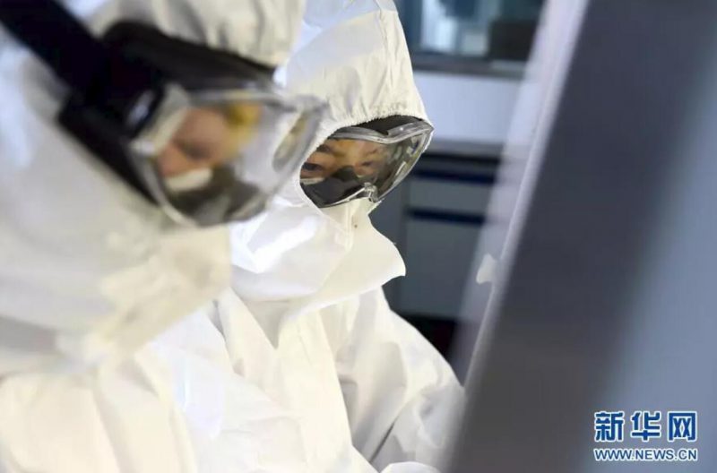▲資料圖片：負(fù)責(zé)新型冠狀病毒核酸檢測(cè)的工作人員，在實(shí)驗(yàn)室進(jìn)行樣本處理。（新華社發(fā) 周牧 攝）