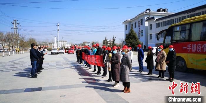 圖為甘肅禮縣，歡送首批乘“專車”赴浙江的務(wù)工人員。(資料圖) 田瑞萍 攝
