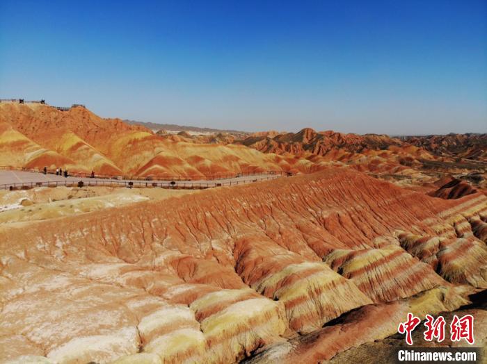 航拍下的七彩丹霞?！钇G敏 攝
