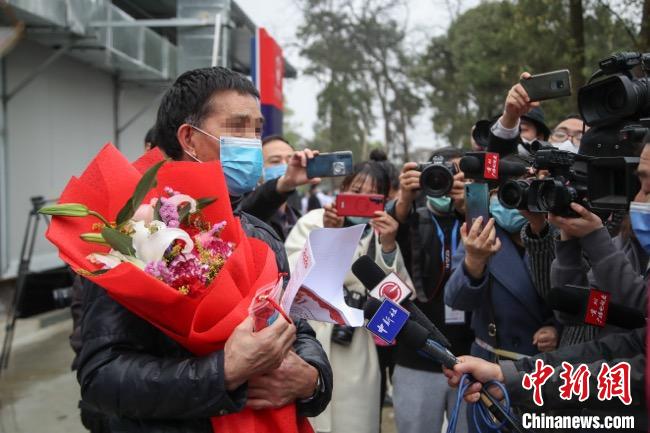 圖為貴州省最后一名新冠肺炎確診患者從貴州省將軍山醫(yī)院出院，患者接受媒體采訪?！■暮陚?攝