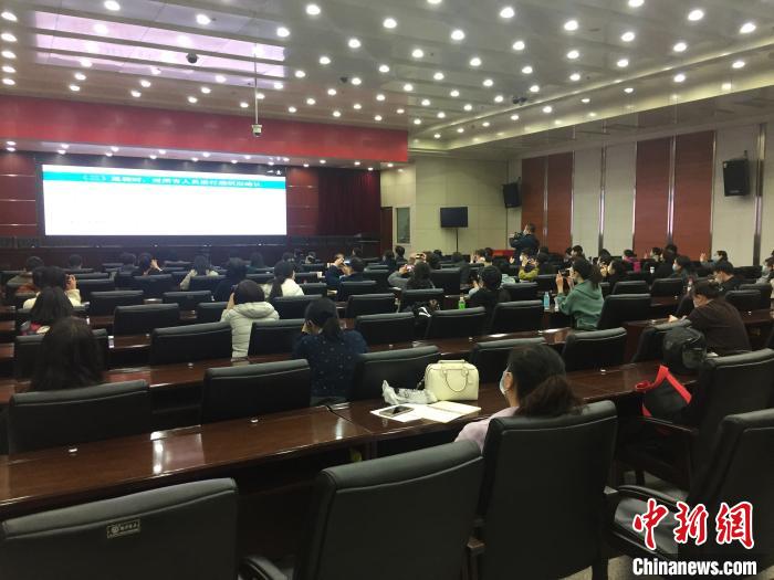 山西選派554名疫情防控指導(dǎo)員駐校指導(dǎo)高三年級(jí)開學(xué)疫情防控?！「呷鸱?攝