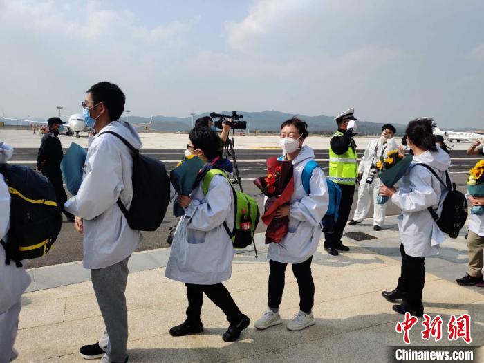 圖為交警向醫(yī)療隊(duì)敬禮。　韓帥南 攝