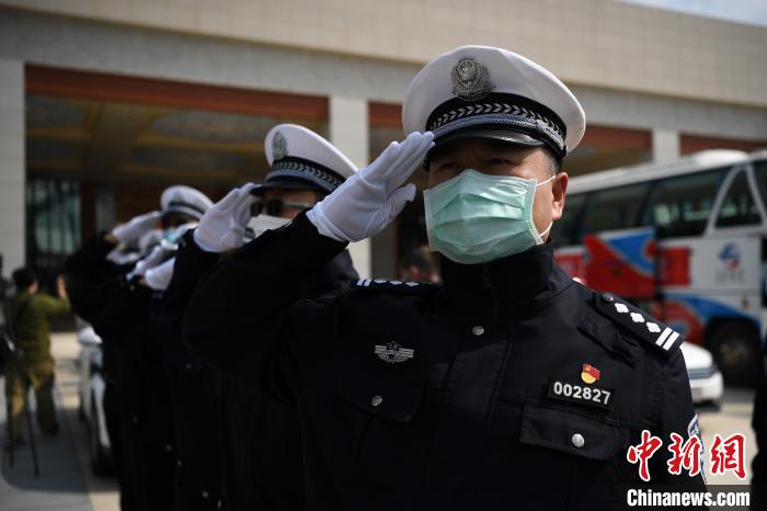圖為交警們向醫(yī)療隊(duì)敬禮?！】灯?攝