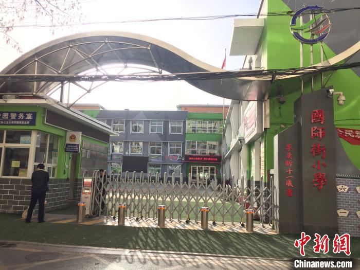 校門口設(shè)置臨時(shí)等候區(qū)，區(qū)域四周5米為禁行區(qū)?！「呷鸱?攝