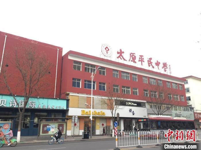 所有師生實(shí)行“日?qǐng)?bào)告”“零報(bào)告”制度，確保開學(xué)后校園衛(wèi)生安全。　高瑞峰 攝