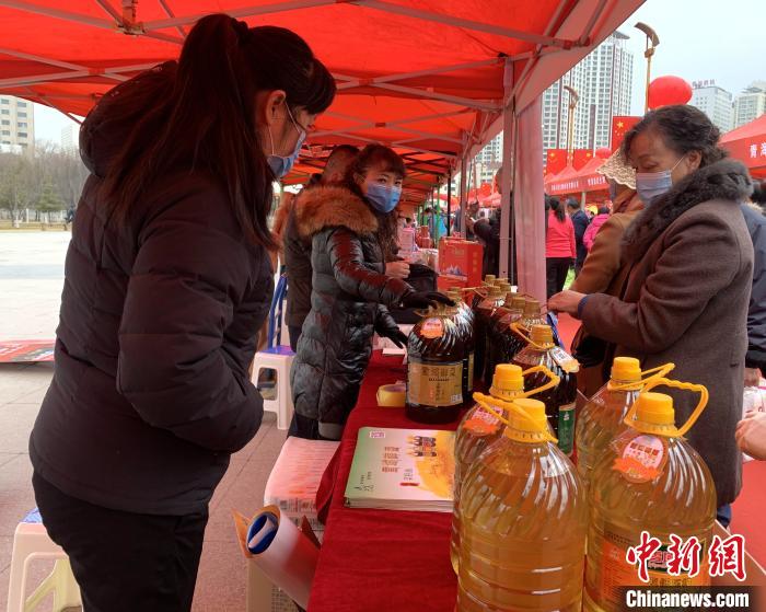 圖為市民們正在采購商品?！O睿 攝