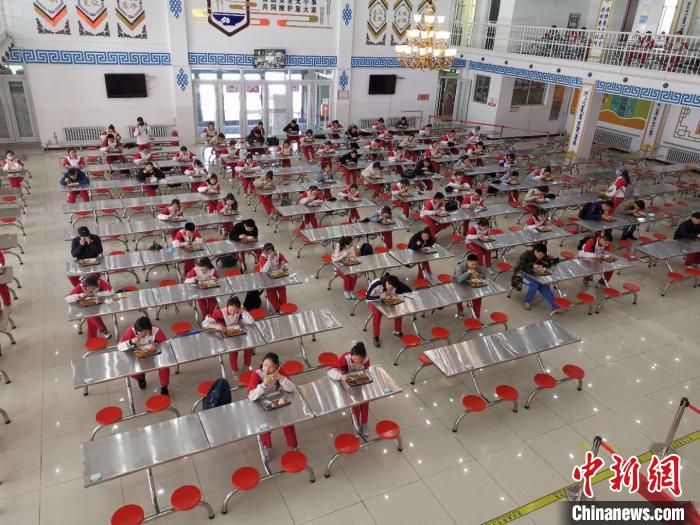 圖為學(xué)生們在食堂就餐。　烏婭娜 攝