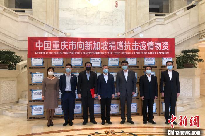 圖為捐贈方與接收方代表合影留念?！⑾嗔?攝