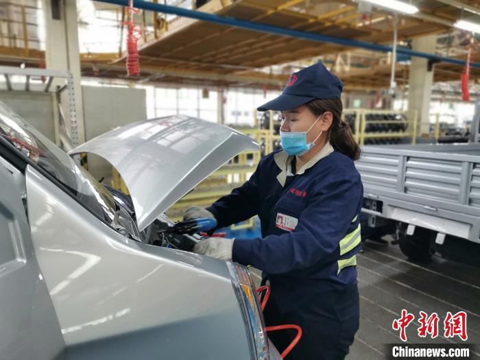 在滿(mǎn)足國(guó)外市場(chǎng)供應(yīng)的同時(shí)，成功汽車(chē)也緊盯國(guó)內(nèi)市場(chǎng)，拓渠道保銷(xiāo)量?！「唢w 攝