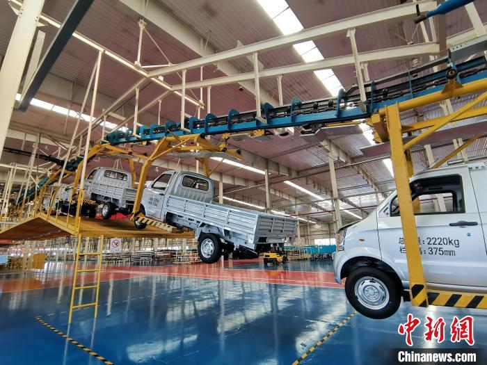 成功汽車(chē)是山西省重點(diǎn)轉(zhuǎn)型項(xiàng)目，擁有國(guó)內(nèi)先進(jìn)的零部件、發(fā)動(dòng)機(jī)整機(jī)自動(dòng)裝配和發(fā)動(dòng)機(jī)生產(chǎn)線(xiàn)、實(shí)驗(yàn)線(xiàn)，還有國(guó)際一流的工業(yè)機(jī)器人?！「唢w 攝