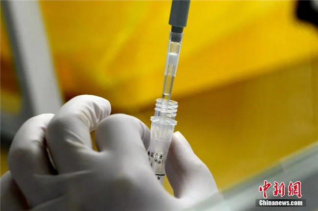 資料圖：工作人員正在準(zhǔn)備檢測(cè)試劑。<a target='_blank'  data-cke-saved- >中新社</a>記者 王東明 攝