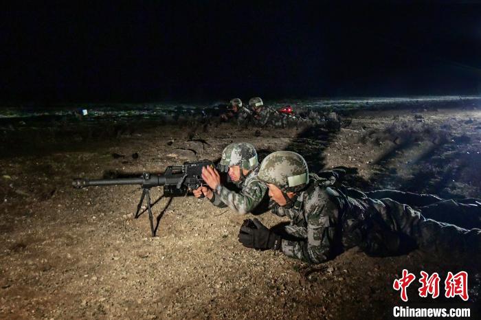 夜間狙擊手摧毀敵探照燈?！∑呀?攝