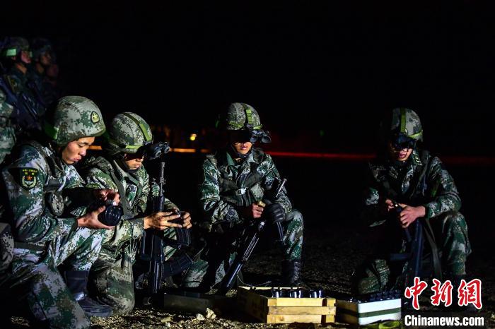 戰(zhàn)士正在補充彈藥。　蒲津 攝