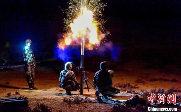 演練中偵察兵在夜間利用迫擊炮摧毀敵輕型裝甲?！」鶘|東 攝