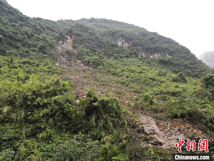 山體滑坡處?！↑S鵬 攝