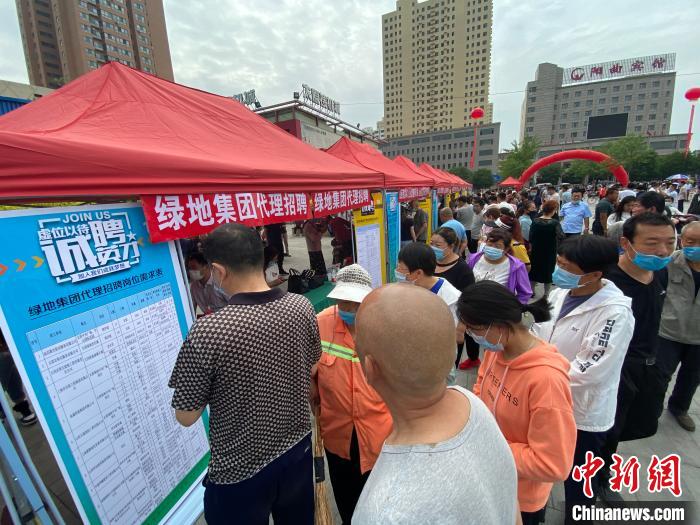 一些知名企業(yè)展臺(tái)前，投遞簡(jiǎn)歷、咨詢就業(yè)的人絡(luò)繹不絕?！∏愊?攝