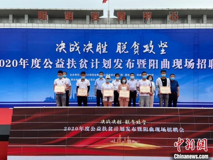 在現(xiàn)場(chǎng)，綠地集團(tuán)與困難就業(yè)群體就業(yè)代表簽署勞務(wù)合同，并為首批6名就業(yè)代表頒發(fā)上崗證書(shū)?！∏愊?攝