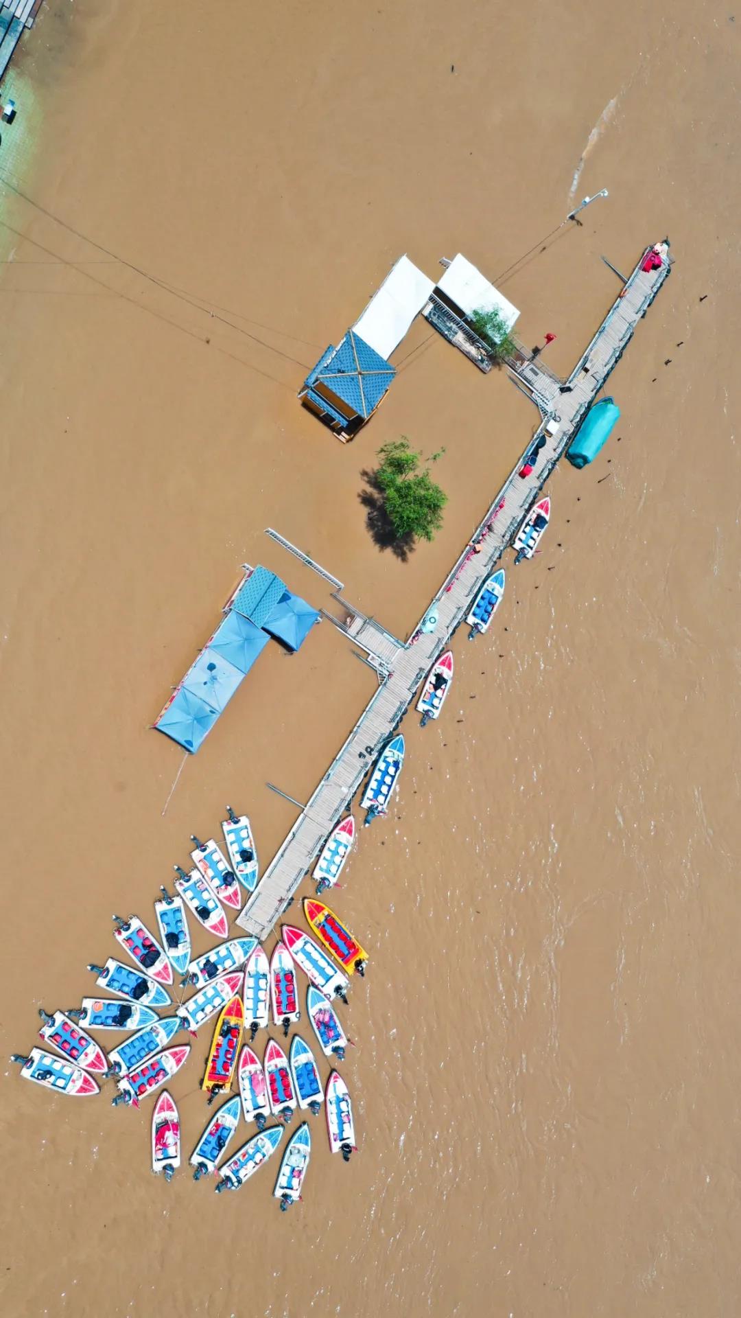 ▲圖為6月27日已暫時(shí)關(guān)閉的黃河蘭州段一處快艇碼頭（無人機(jī)照片）。新華社發(fā)（郎兵兵 攝）