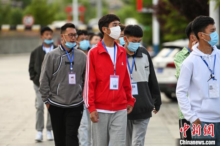 7月7日，考生在拉薩三高考點(diǎn)外有序排隊(duì)，等待進(jìn)入考場(chǎng)?！『闻罾?攝