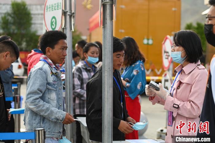 7月7日，考生在拉薩三高考點(diǎn)外進(jìn)行身份證件核驗(yàn)?！『闻罾?攝