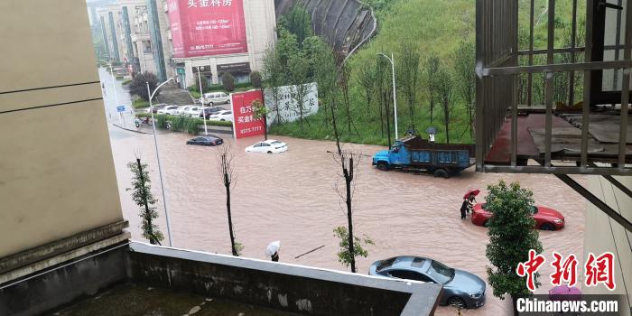 圖為重慶萬州城區(qū)積水嚴重。　重慶萬州區(qū)委宣傳部供圖 攝