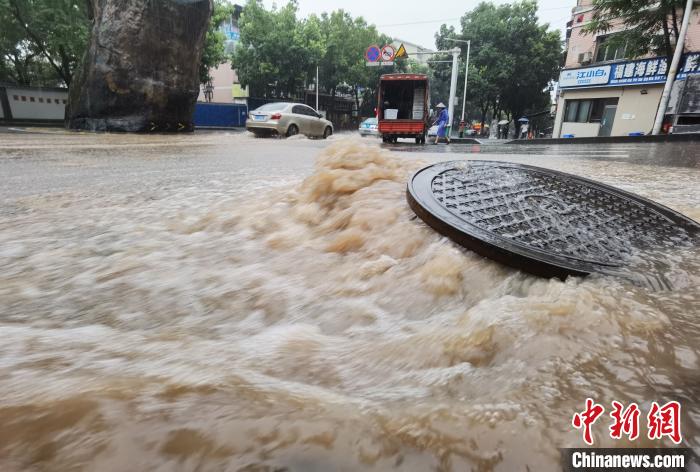 圖為重慶萬州城區(qū)積水嚴重?！≈貞c萬州區(qū)委宣傳部供圖 攝