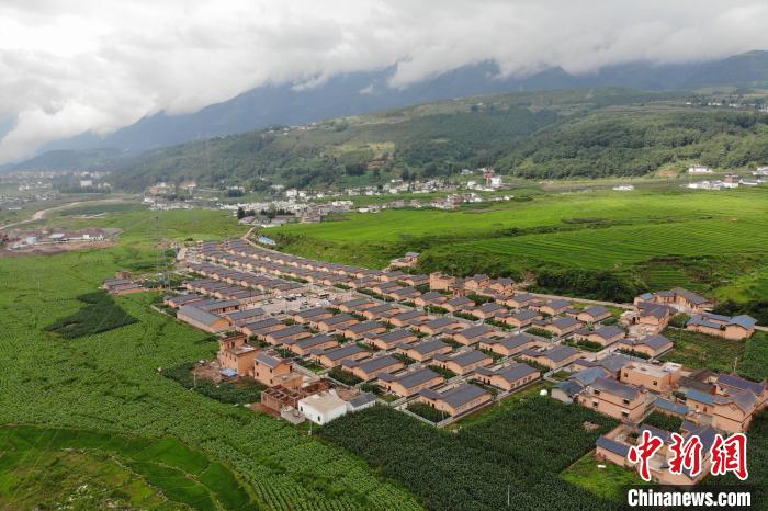 甲甲溝村新建農(nóng)房掩映在農(nóng)作之間?！埨?攝