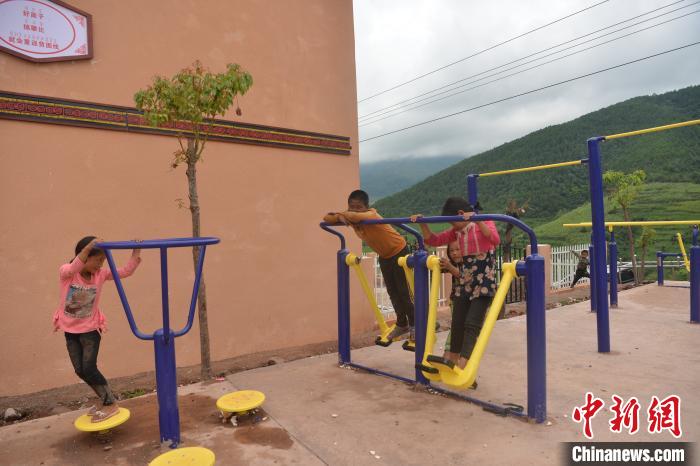 甲甲溝村里玩耍的孩子?！埨?攝