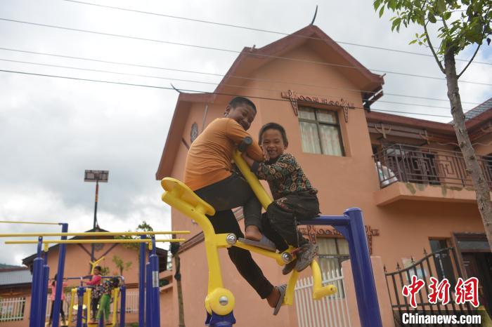 甲甲溝村里玩耍的孩子?！埨?攝